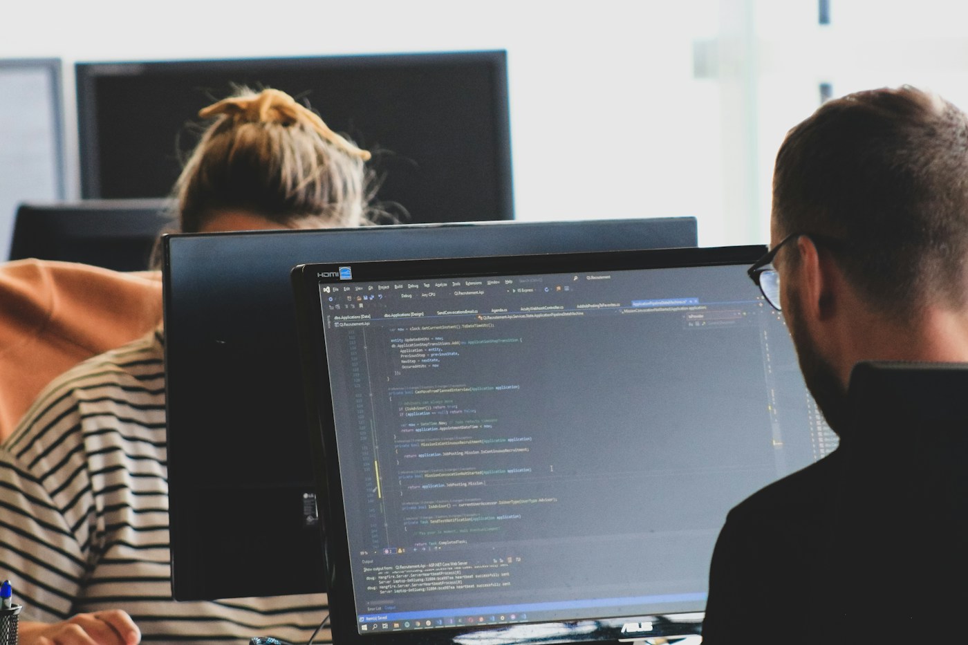 Učenici rade u paru na programerskom zadatku