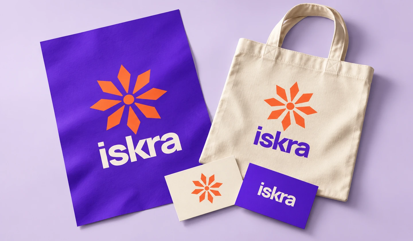 Vizuelni identitet festivala Iskra na plakatu, platnenoj torbi i promotivnim karticama